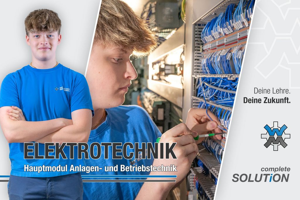 Ein Auszubildender der mit der Verdrahtung eines Schaltschrankes beschäftigt ist