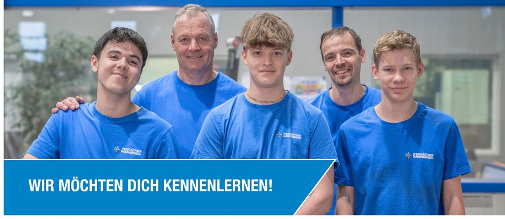 Eine Gruppe von Leuten die lächelnd in die Kamera schauen