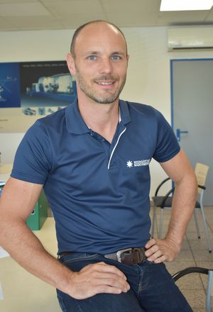 Picture of a sitting man, smiling