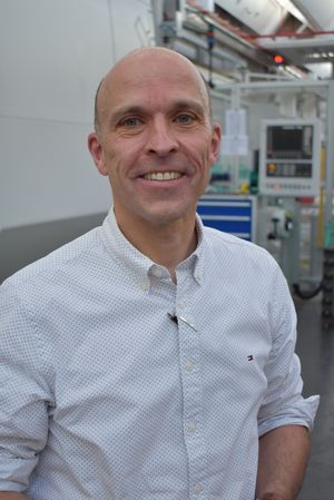 Picture of a smiling man infront of a Weingärtner machine