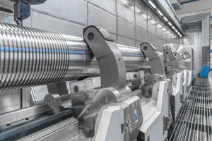 Bauteile mit einem Gewicht von bis zu 60 Tonnen bei einer Werkstücklänge von mehr als 16 Metern lassen sich mit einer Genauigkeit von rund 10 µm bearbeiten. Bauteile mit einem Gewicht von bis zu 60 Tonnen bei einer Werkstücklänge von mehr als 16 Metern lassen sich mit einer Genauigkeit von rund 10 µm bearbeiten.